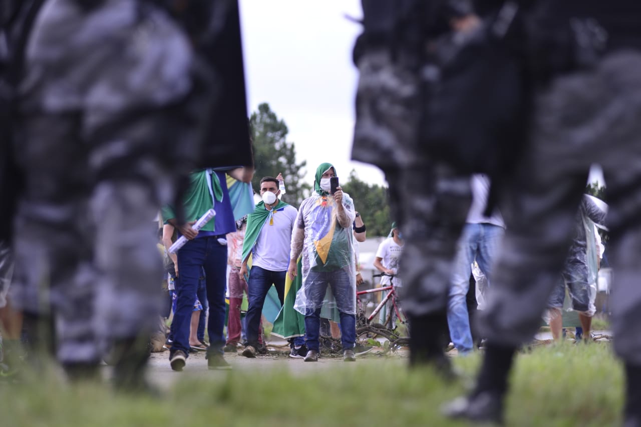 Manifestantes voltaram a fechar a BR-153, em Goiânia, há poucos minutos (Foto: Jucimar de Sousa)