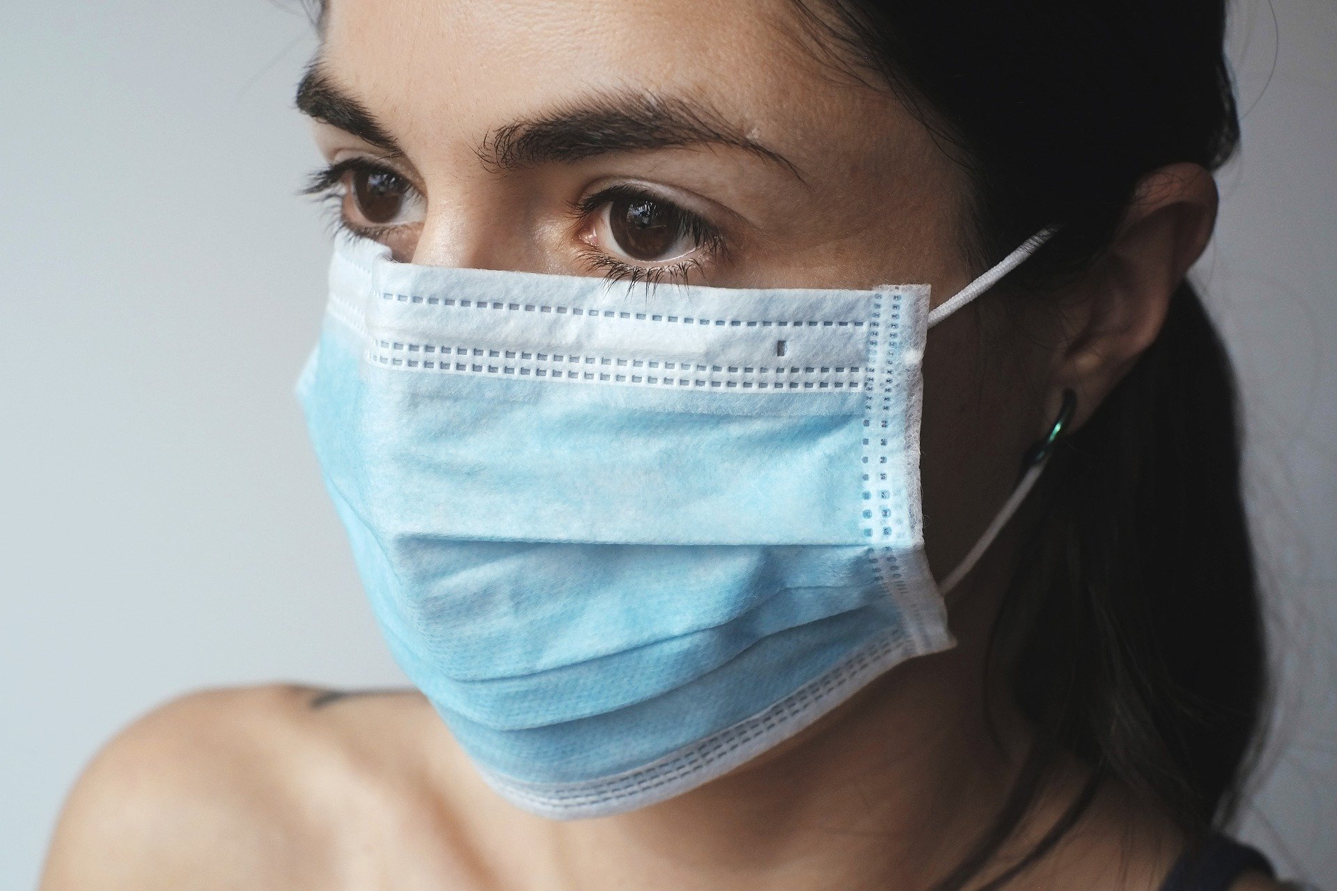 O uso de máscara facial não substitui o isolamento social na prevenção ao coronavírus.