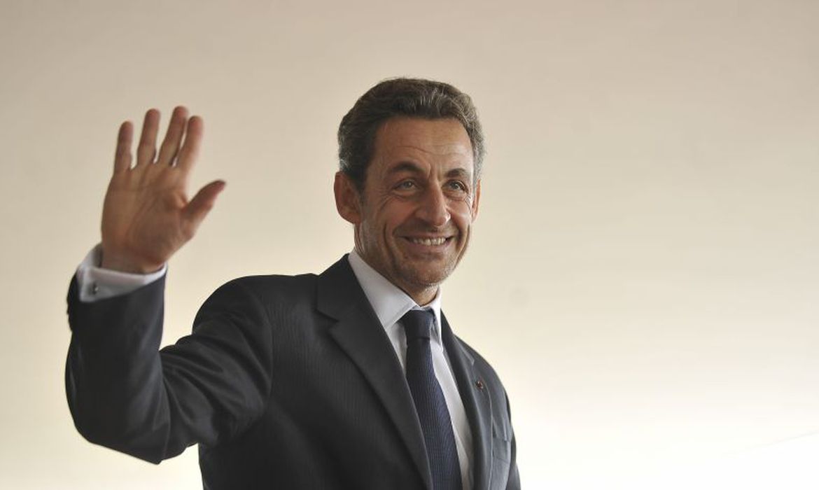 Ex-presidente francês Nicolas Sarkozy é condenado à prisão por subornar juiz