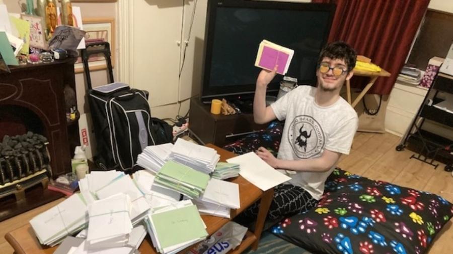 Jovem autista manda quase 700 cartões para funcionários da linha de frente