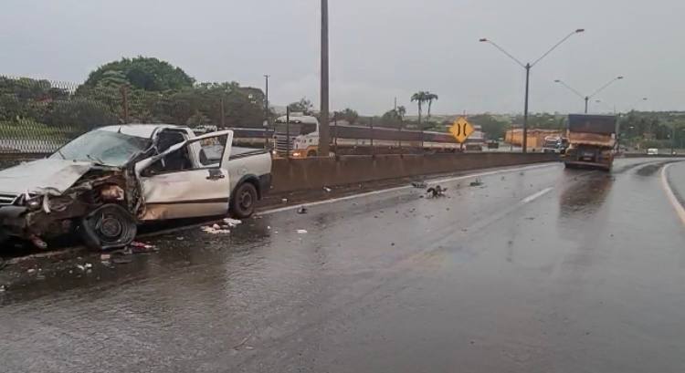 Acidente entre carro e carreta deixa uma vítima fatal na BR-153, em Itumbiara