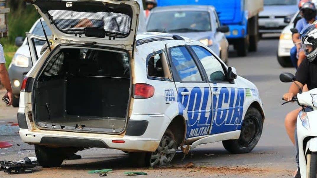 Viatura da polícia capota após tentar desviar de cachorro em Aparecida
