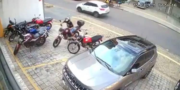 Vídeo mostra momento em que moto é furtada em plena luz do dia em Goiânia