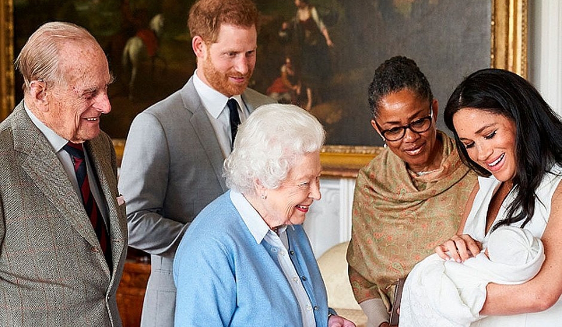 Rainha Elizabeth olha o filho de Meghan Markle com o príncipe Harry (Foto: Divulgação)