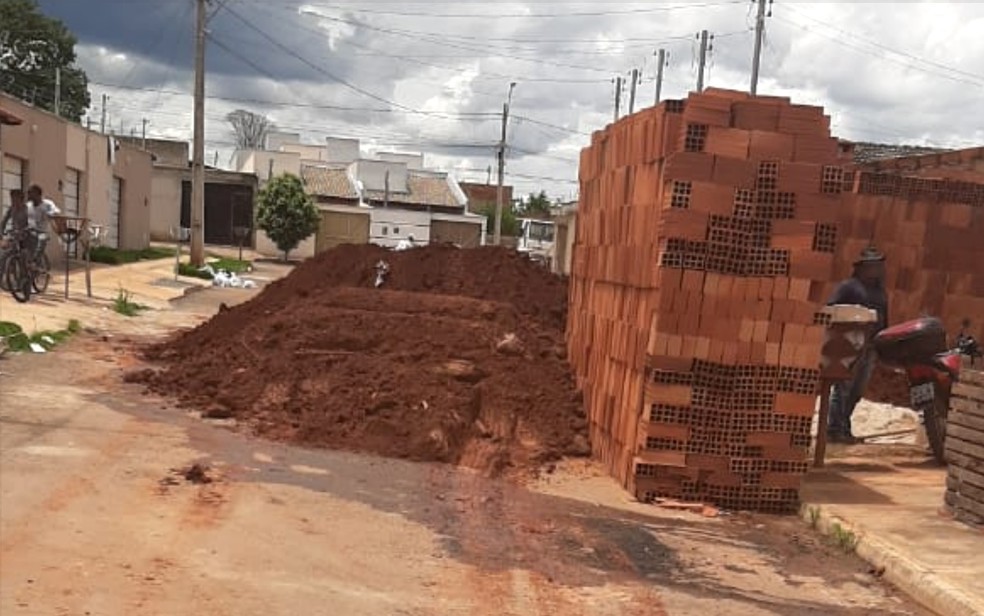 Construtora ocupa rua com terra e tijolos em Goiânia; moradores reclamam