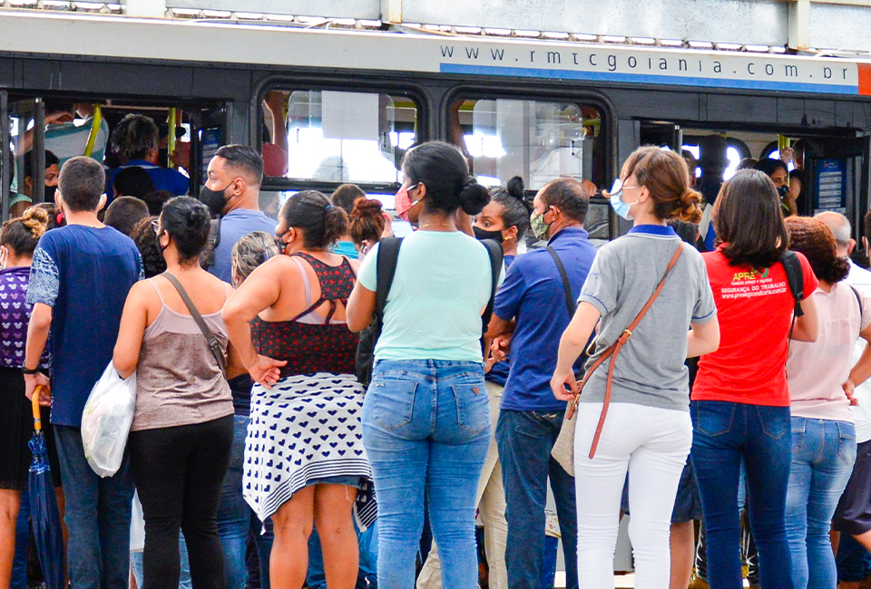 O passageiro que entrar em um ônibus que já possui todos os assentos ocupados poderá ser retirado do veículo pela Guarda Civil, Polícia Militar e fiscais da CMTC. (Foto: Jucimar de Sousa)