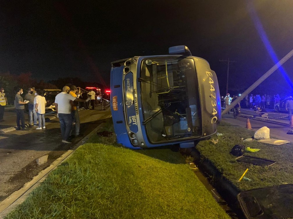 Ônibus BRT tomba na zona oeste do Rio e uma passageira morre