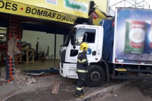 Colisão entre dois caminhões faz um dos veículos invadir loja, em Valparaíso
