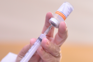 Com 70% dos adultos vacinados, estado de Nova York levanta últimas restrições contra a Covid