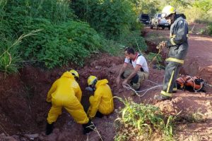 Corpo de bombeiros e Polícia Civil encontraram o corpo em tubulação de esgoto no Itapoã (Foto: PCDF/Divulgação)