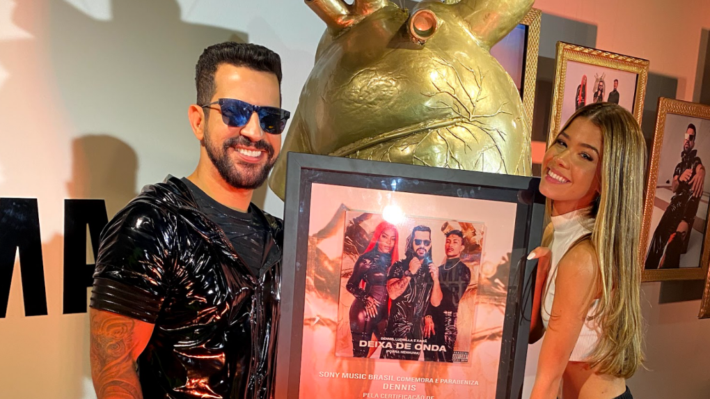 Dennis ganha Disco de Platina com Deixa de Onda