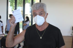 Lulu Santos toma segunda dose de vacina contra Covid-19