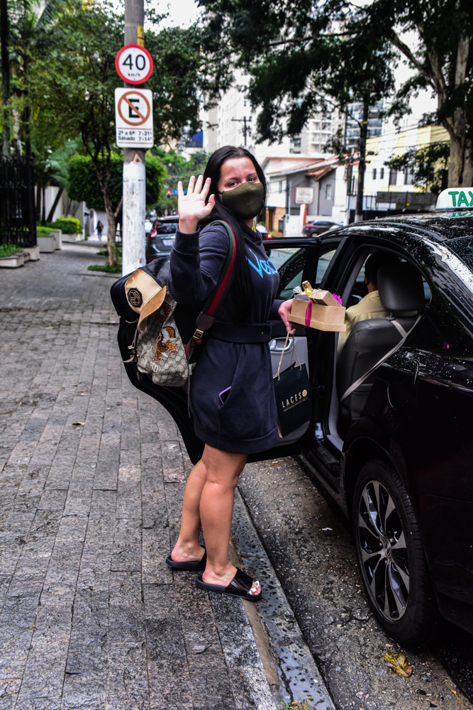 Maraisa é fotografa saindo de salão de beleza em São Paulo; fotos