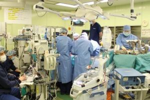 Japão faz primeiro transplante de pulmão de doador vivo para paciente com Covid