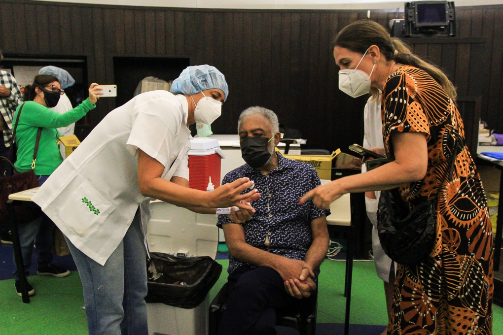 Gilberto Gil toma segunda dose de vacina contra Covid-19
