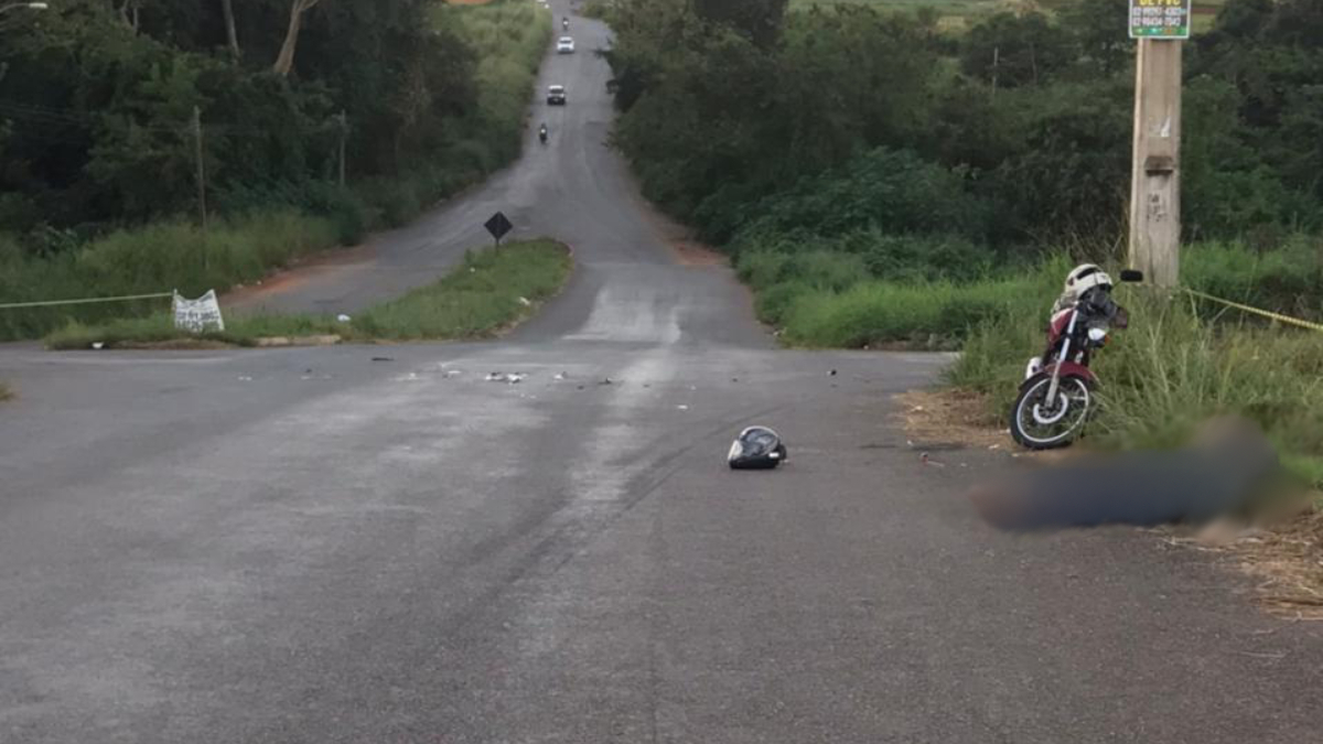 Acidente entre moto e carro deixa uma pessoa morta e outra em estado gravíssimo