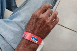 Prefeitura de Iacanga adotou pulseira vermelha para identificar pacientes com Covid-19, mas desistiu após recomendação da Promotoria (Foto: Divulgação)