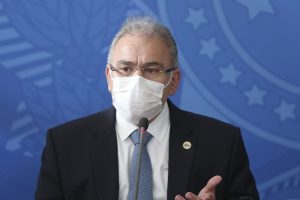 Ministro da Saúde faz apelo para que países com vacinas sobrando socorram o Brasil