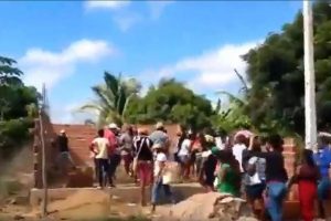 assembleia de deus Indígenas destroem obra ilegal de igreja evangélica, em Pernambuco; vídeo