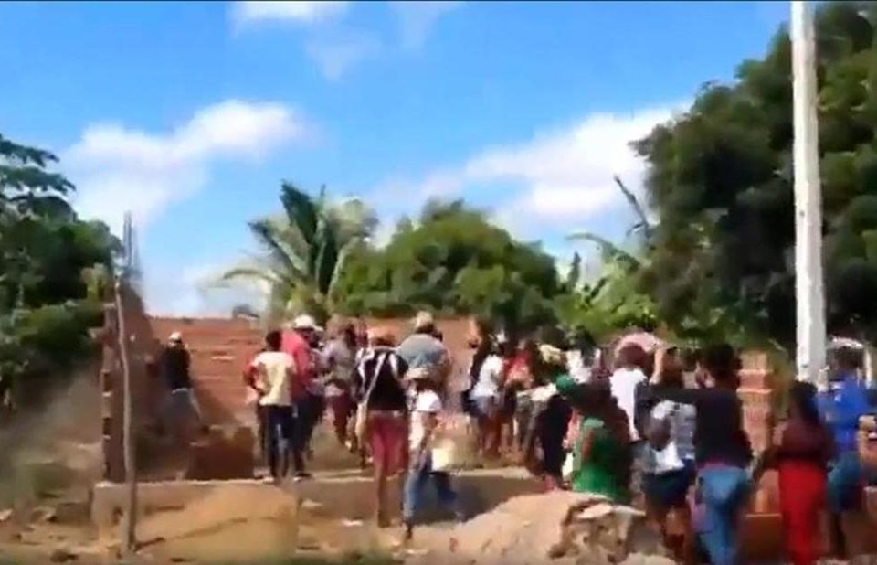 assembleia de deus Indígenas destroem obra ilegal de igreja evangélica, em Pernambuco; vídeo