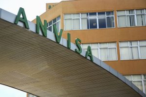 Anvisa recebe pedido de uso emergencial de coquetel americano contra Covid