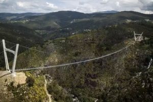 Ponte suspensa sobre o rio Paiva, em Portugal (Foto: Divulgação)