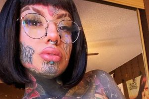 Sarah Sabbath - Modelo fica temporariamente cega com tatuagens no globo ocular