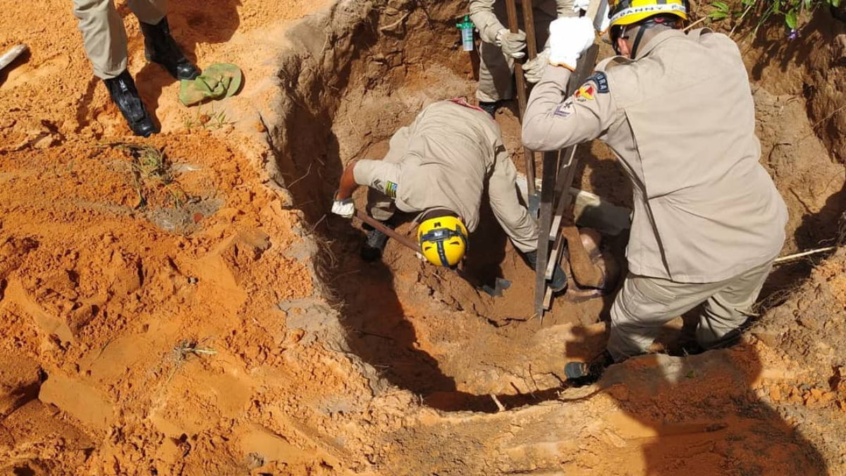 Idoso fica soterrado enquanto cava fossa e é resgatado por bombeiros, em Posse (Foto: Divulgação/Bombeiros)