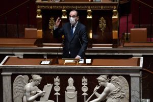 Primeiro-ministro francês provoca risadas ao lembrar que Brasil defende cloroquina