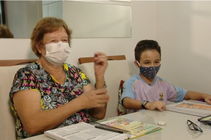 Neto ajuda avó a ser alfabetizada através de aula online (Foto: reprodução/ TV Globo)