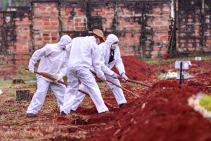 Coveiros enterram pessoa morta no cemitério durante a pandemia da covid-19 (Foto: Jucimar de Sousa/Mais Goiás)