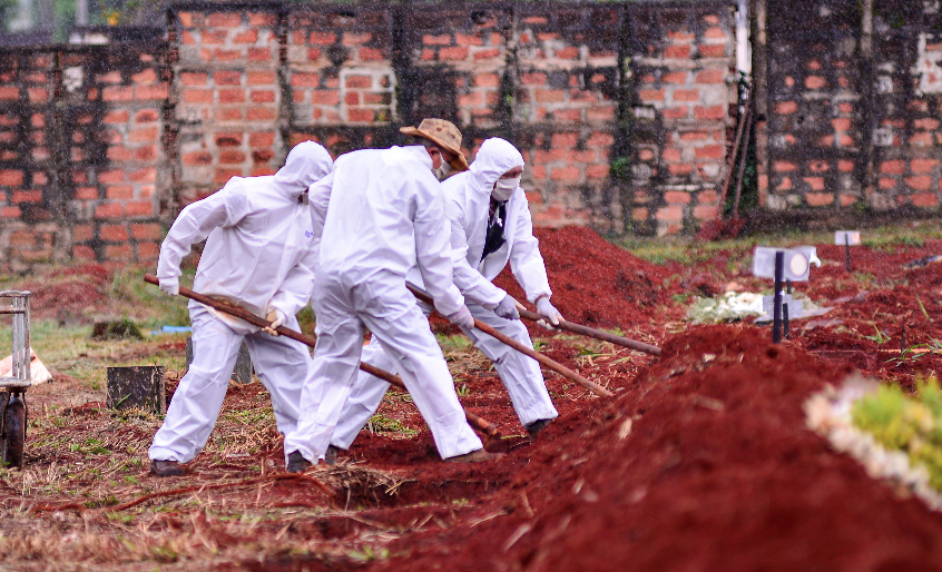 Coveiros enterram pessoa morta no cemitério durante a pandemia da covid-19 (Foto: Jucimar de Sousa/Mais Goiás)