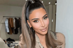 Kim Kardashian e Kylie Jenner 'recebem' seguro-desemprego nos EUA; entenda Kim Kardashian tem ordem de restrição contra homem que enviou pílulas do dia seguinte Kim Kardashian estreia na lista de bilionários da Forbes; confira top 10