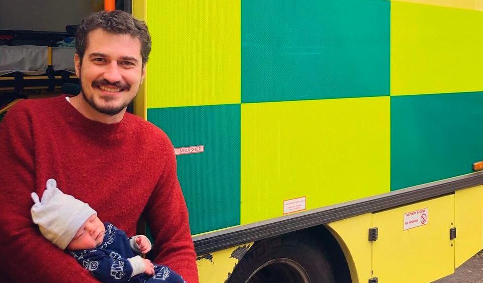 Filho de jornalista da Globo nasce em ambulância em Londres