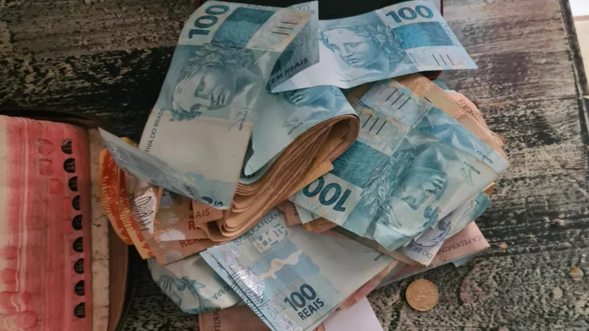 Suspeita de gerir casa de prostituição é presa com R$ 9 mil escondidos em bota