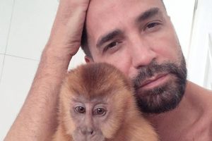 Latino é denunciado por intolerância religiosa após fala sobre morte de macaca