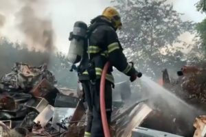 Um depósito de metais recicláveis pegou fogo, na tarde desta quarta-feira (7), no bairro Vila Quininha, na cidade de São Luís de Montes Belos (Foto e vídeo: Divulgação/Bombeiros)
