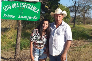 José Ferreira, 67, ao lado da neta em seu sítio (Foto: arquivo pessoal)