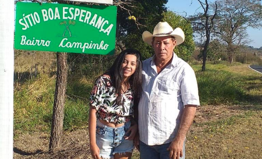 José Ferreira, 67, ao lado da neta em seu sítio (Foto: arquivo pessoal)