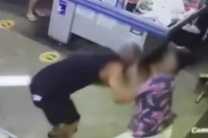 Vídeo feito pela câmera de segurança de um supermercado registra o momento em que um homem de 37 é assassinado a facadas (Foto: Reprodução)