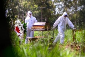 Número de mortes por covid-19 no Brasil chega a 446,3 mil Mais 2.165 pessoas morreram e 78.886 foram contaminadas pela Covid-19 no Brasil, nas últimas 24 horas, segundo dados divulgados nesta sexta-feira (7) pelo Conselho Nacional de Secretários de Saúde (Conass). Com a atualização, o país passa a ter 15.082.449 casos da doença e 419.114 mortes causadas pelo novo coronavírus. O estado de São Paulo é o mais afetado pela pandemia, dentre os estados brasileiros, são quase 3 milhões de infectados e mais de 99 mil mortes causadas pela doença. Em seguida, os estados de Minas Gerais, Rio Grande do Sul, Paraná e Bahia aparecem, respectivamente, como os mais afetados pelo novo coronavírus na lista de estados brasileiros. Em âmbito global, o Brasil já é o terceiro país no mundo em número de casos, atrás apenas dos Estados Unidos e da Índia, segundo dados da Universidade Johns Hopkins. Em relação ao número de mortes, o Brasil ocupa a segunda posição no ranking mundial, que é liderado pelos Estados Unidos, com mais de 580 mil mortes. . Da redação do Mais Goiás | Foto: Jucimar de Sousa/Mais Goiás