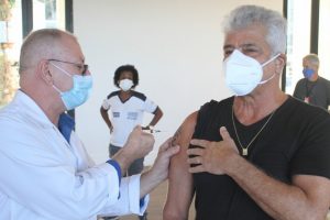 Lulu Santos toma segunda dose de vacina contra Covid-19