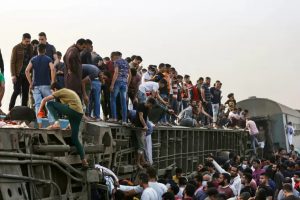 Acidente de trem deixa quase 100 feridos no Egito