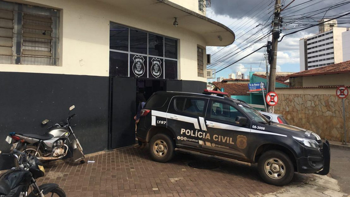 Urina de cachorro vira caso de polícia em Goiás; entenda