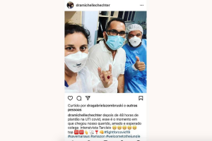 Post no Instagram de Chechter mostra ela, um outro profissional e o marido da médica, Gustavo Maximiliano Dutra, de avental azul - (Foto: Reprodução/Instagram)
