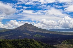 Polícia busca casal que gravou vídeo pornô em vulcão sagrado na Indonésia