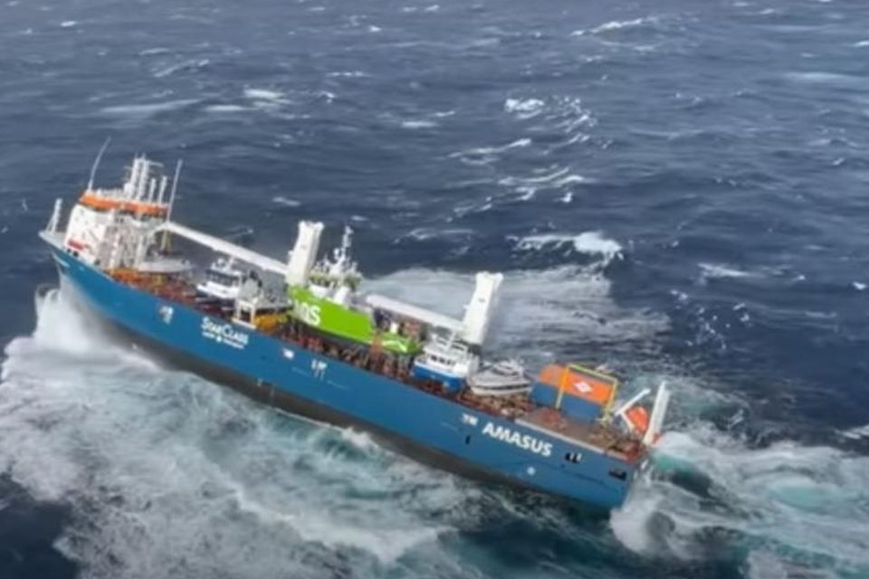Tripulantes pulam de navio em risco de naufrágio na Noruega