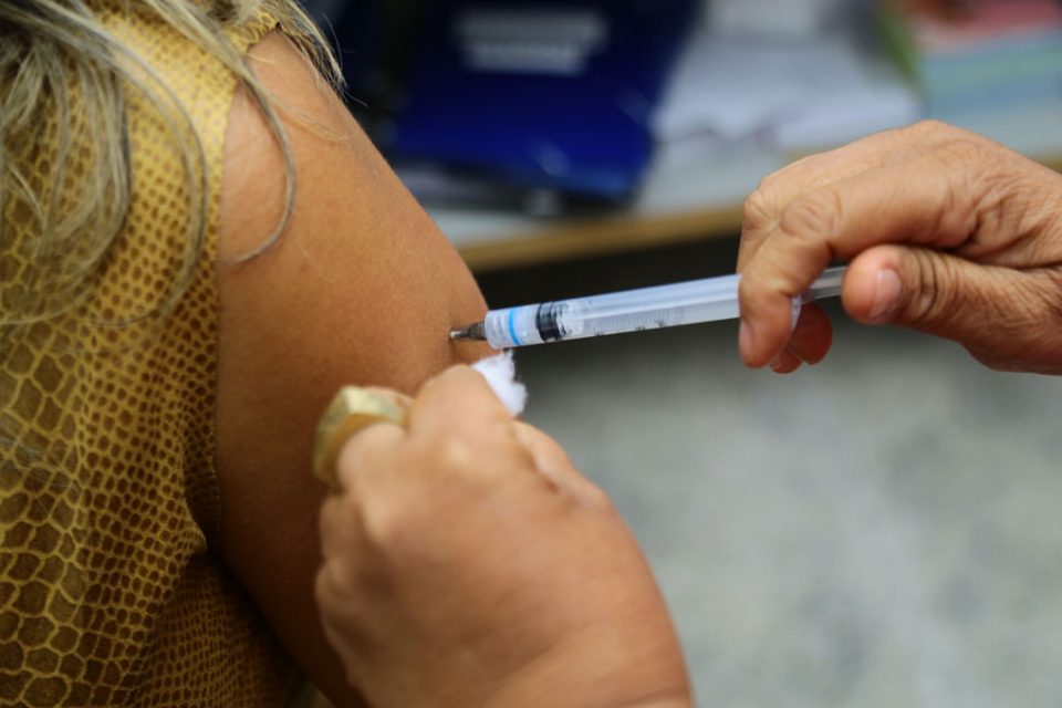Covid-19: pessoas já infectadas devem esperar um mês antes de vacinar
