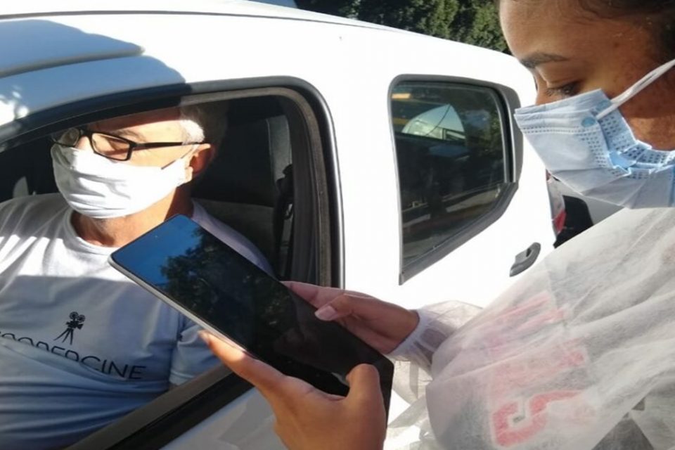 A Prefeitura de Goiânia passou a registrar os dados dos imunizados na capital utilizando tablets para agilizar o preenchimento dos dados da imunização (Foto: divulgação/Prefeitura)