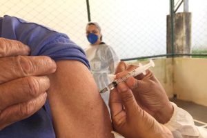 O governador Ronaldo Caiado anunciou que as cidades só receberão novas doses de vacina contra a Covid-19 se derem baixa em 100% nos estoques (Foto: Secom Caldas)